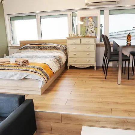 Stylish Apartment, Very Good Location! *