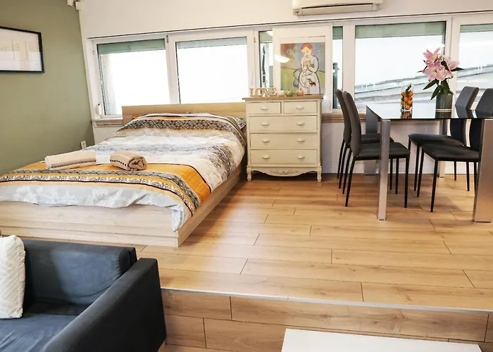 Stylish Apartment, Very Good Location! *